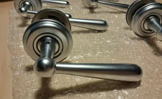 4 juegos manillas aluminio para puerta.