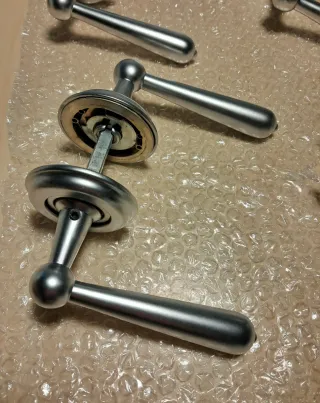 4 juegos manillas aluminio para puerta.