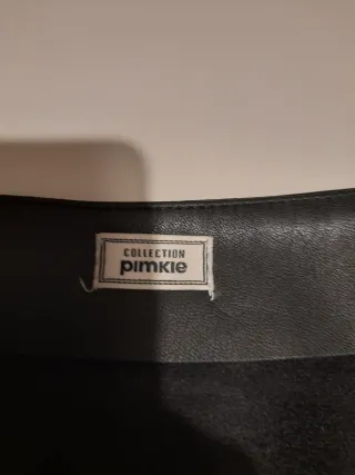 Falda corta polipiel negra