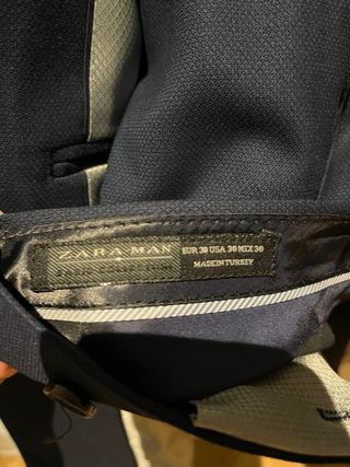 Traje de hombre azul con corbata