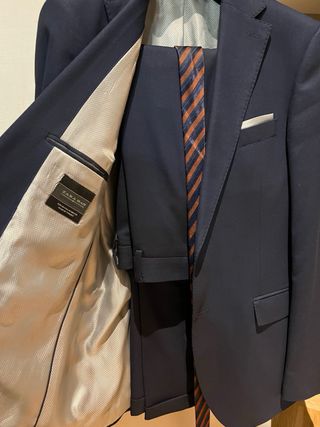 Traje de hombre azul con corbata