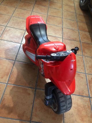 Moto correpasillos Injusa Roja