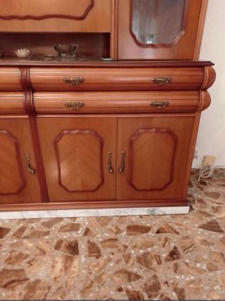 Mueble de comedor de madera y cristal