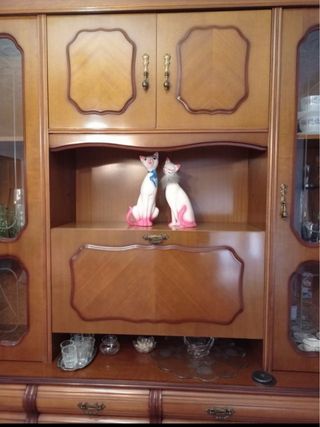 Mueble de comedor de madera y cristal