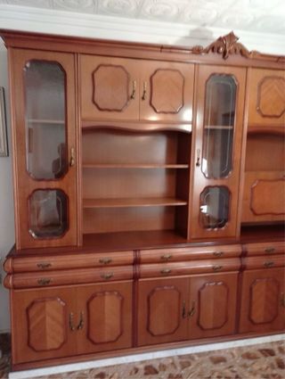 Mueble de comedor de madera y cristal