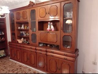Mueble de comedor de madera y cristal
