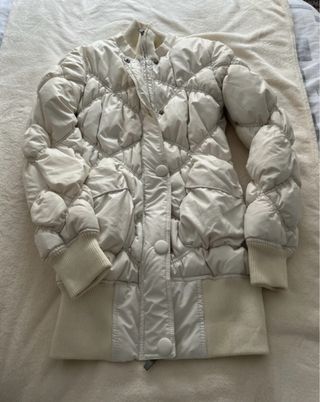 Abrigo acolchado crema