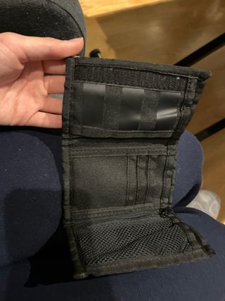 Cartera Adidas Rayas Blancas y Negras