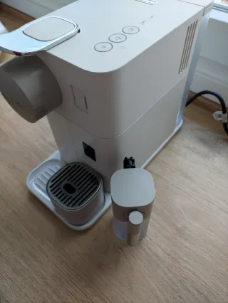 Cafetera Nespresso DeLonghi Lattissima One