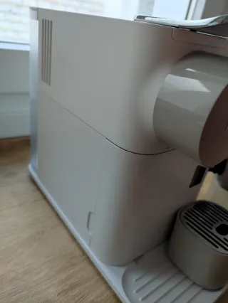 Cafetera Nespresso DeLonghi Lattissima One