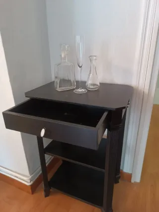 Mesita auxiliar negra con cajón y estantes