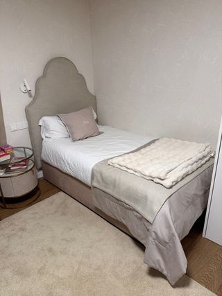 Cama individual beige con cabecero 105x190