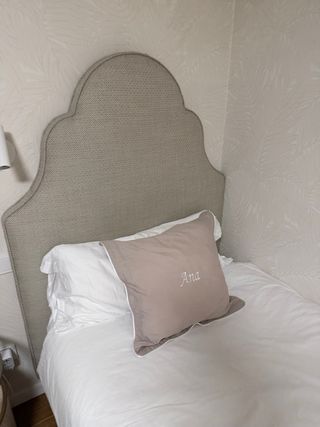 Cama individual beige con cabecero 105x190