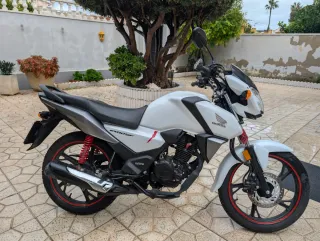 Honda CB 125 F Moto Blanca