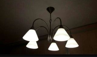 Lámpara de techo plateada y blanca