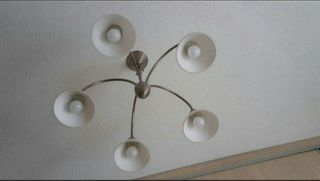 Lámpara de techo plateada y blanca