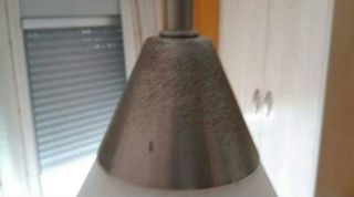 Lámpara de techo plateada y blanca