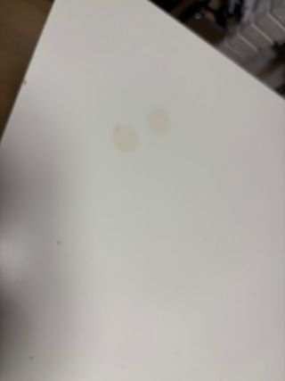 Escritorio blanco con cajón