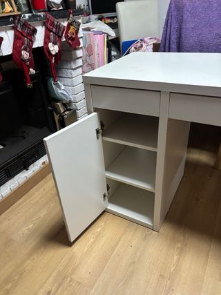 Escritorio blanco con cajón