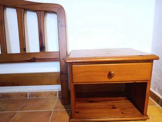 Mesita de noche madera maciza