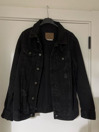 Cazadora tejana negra Pull&Bear desgastada