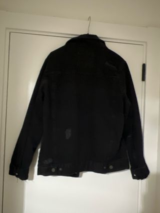 Cazadora tejana negra Pull&Bear desgastada