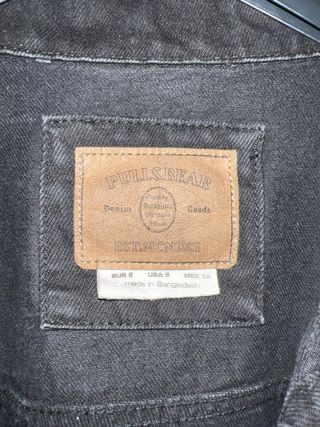 Cazadora tejana negra Pull&Bear desgastada