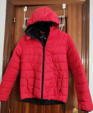 Abrigo acolchado rojo y negro