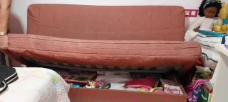 Sofá cama marrón de tela con espacio para guardar