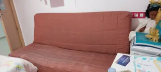 Sofá cama marrón de tela con espacio para guardar