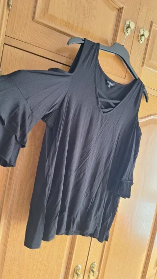 Blusa negra hombros descubiertos