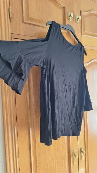 Blusa negra hombros descubiertos