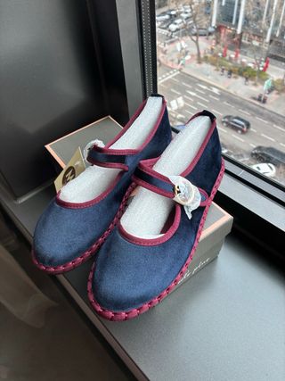 Manoletinas Azul Marino con Detalle Rojo