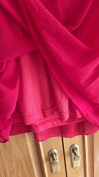 Blusa roja con detalles de encaje