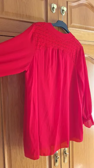 Blusa roja con detalles de encaje