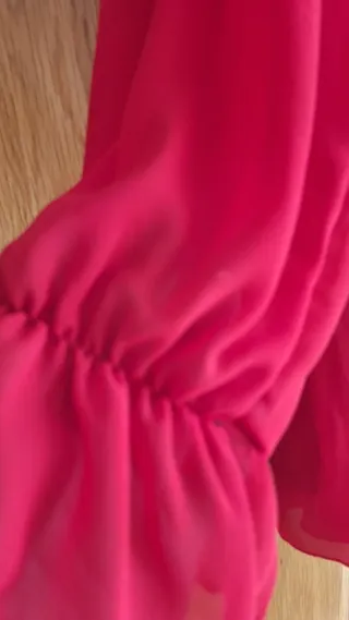 Blusa roja con detalles de encaje