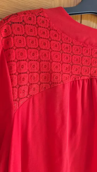 Blusa roja con detalles de encaje