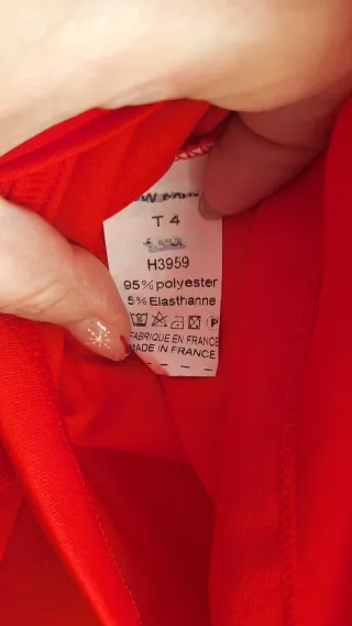 Blusa roja con detalles de encaje