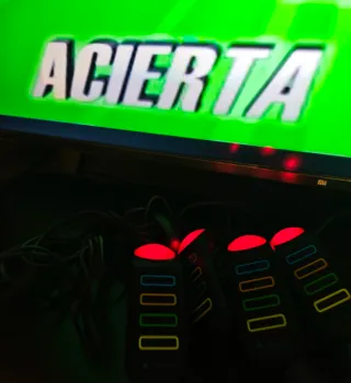 Mandos Buzz 4 PS2 + Videojuego Buzz El Mega Concur