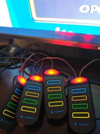 Mandos Buzz 4 PS2 + Videojuego Buzz El Mega Concur