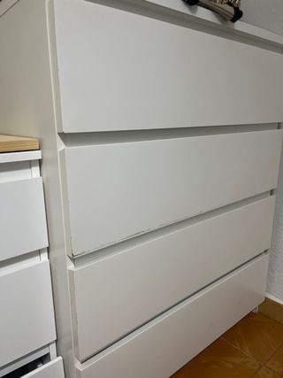 Cómoda blanca de madera