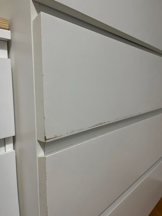 Cómoda blanca de madera