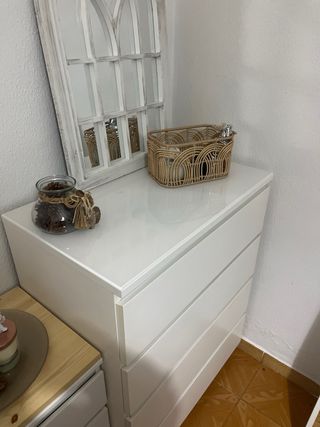 Cómoda blanca de madera