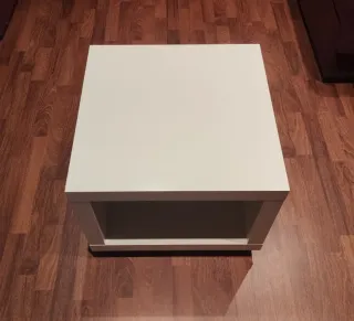 Mesita blanca con ruedas