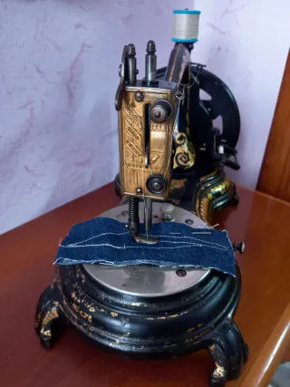 Macchina da cucire antica decorata