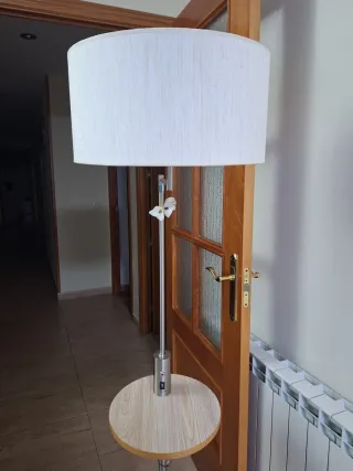 Lámpara de pie plateada con mesa
