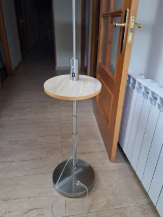 Lámpara de pie plateada con mesa