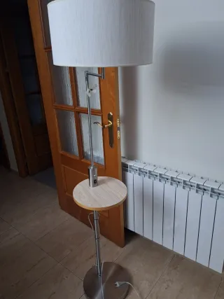 Lámpara de pie plateada con mesa