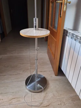 Lámpara de pie plateada con mesa