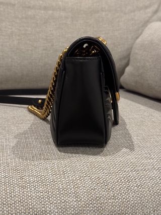 Bolso Gucci Marmont Mediano Negro Dorado